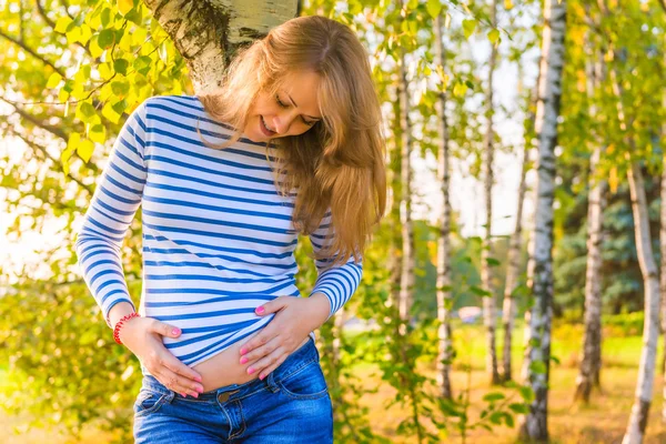 Retrato de una chica embarazada abrazándose el vientre —  Fotos de Stock
