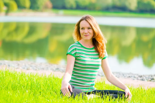 Beautiful slender girl is preparing for yoga on the nature — Stock Photo, Image