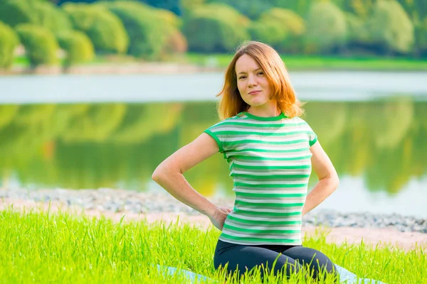 Avkoppling på det frodiga gräset vid sjön — Stockfoto