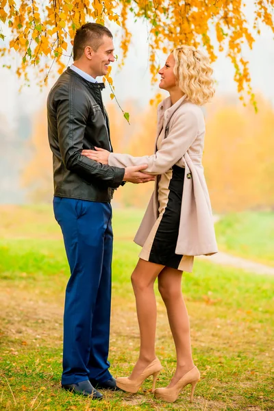 Mädchen und Mann verbringen ein Wochenende im Park — Stockfoto