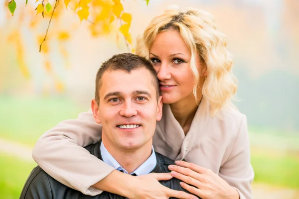 Retrato de feliz jovem casal de amor na natureza — Fotografia de Stock