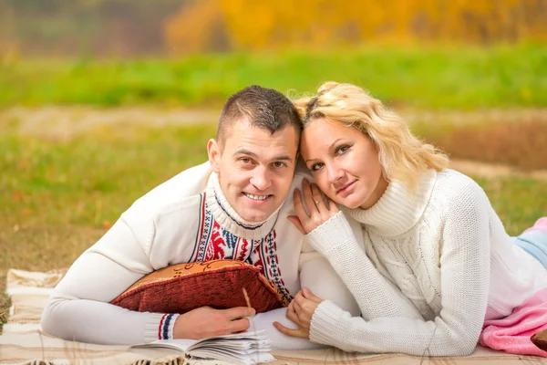 Glückliche Gesichter verliebter Menschen beim Picknick — Stockfoto