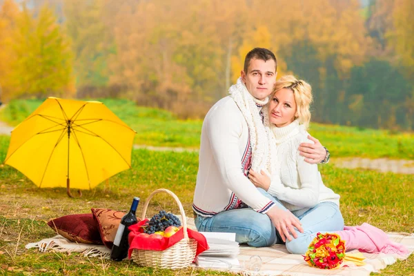 Dia de outono piquenique. casal feliz relaxante — Fotografia de Stock