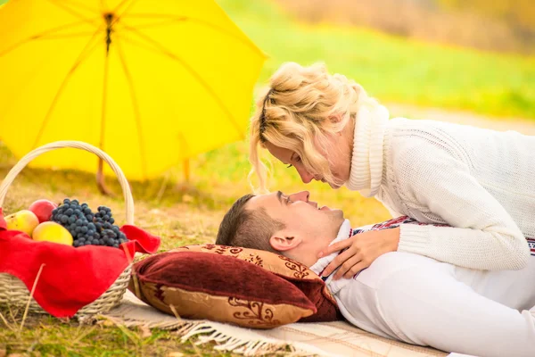 A loving couple relationships. shooting in the autumn park — Stock Photo, Image