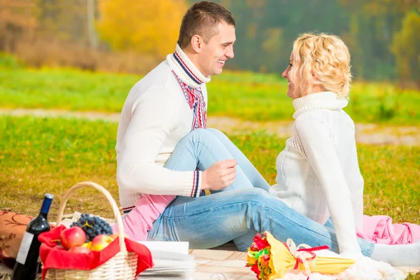 Mädchen und ihr Freund bei einem Picknick genießen Wochenende — Stockfoto