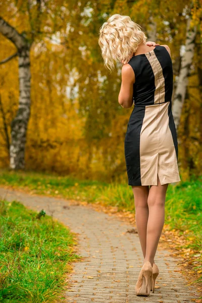 Slim blonde walks alone in the park — Stock Photo, Image