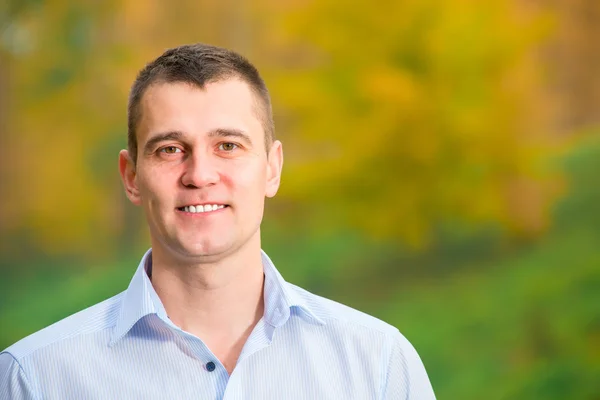 Portrait of a smiling man 35 years in the park — Stock Photo, Image