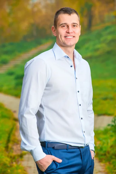 Vertical portrait of a smiling man 35 years in the park — Stock Photo, Image