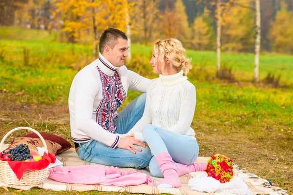 Супружеская пара смотрит друг другу в глаза в парке — стоковое фото