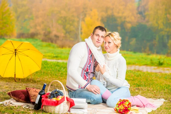 Mladý pár piknik v krásném prostředí v podzimním parku — Stock fotografie