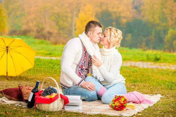 Młodzi ludzie spędzają czas na romantyczny piknik — Zdjęcie stockowe