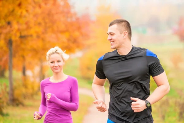 Gesunder Lebensstil - Joggen. ein Mann und eine Frau, die im — Stockfoto