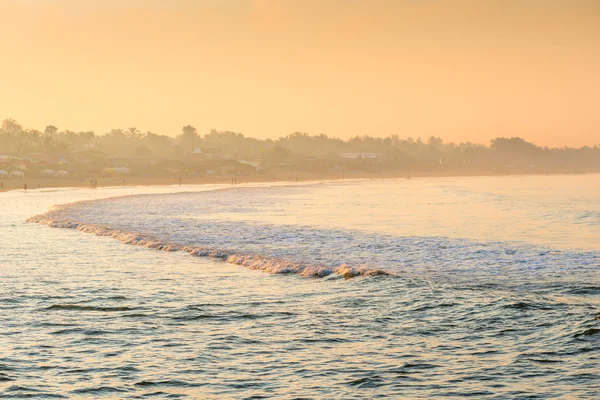 Front de mer brumeux dans les rayons du soleil levant — Photo