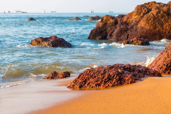 Belles grandes pierres allongées sur le rivage de l'océan — Photo