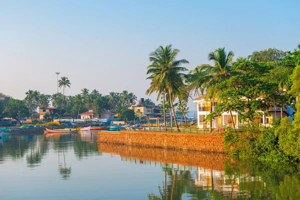 Vissersboten in de baai van de Indische Oceaan bij zonsopgang — Stockfoto