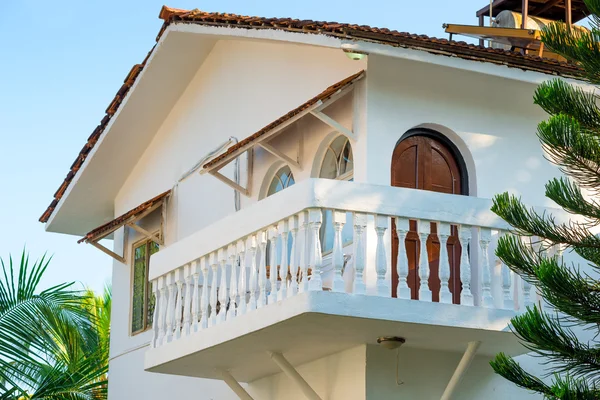 White house with a balcony in a tropical climate — Stock Photo, Image