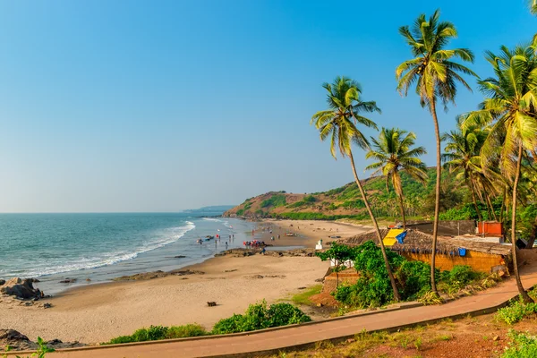 Kalme zee en zandstrand in Goa — Stockfoto