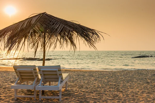 Beautiful empty beach and a pair of sun loungers — Stock Photo, Image