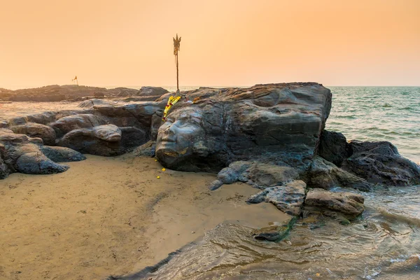 La cara de Shiva en la roca en la playa de Goa — Foto de Stock