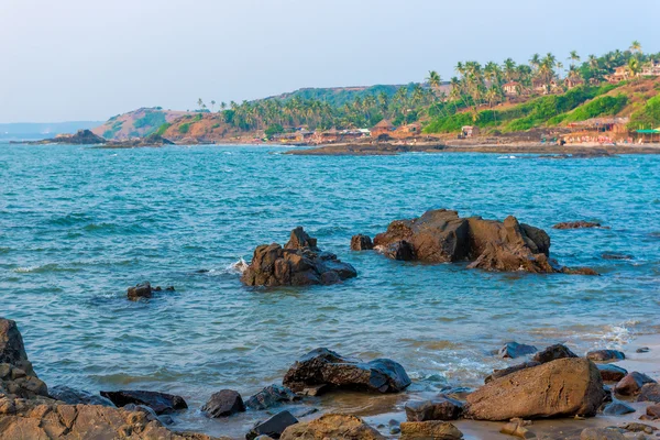 尖锐的石头在蓝色的大海和热带海滩 — 图库照片