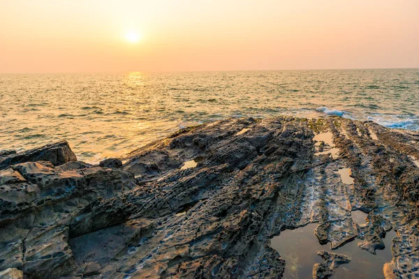 Coucher de soleil orange sur la mer et le soleil éclatant — Photo