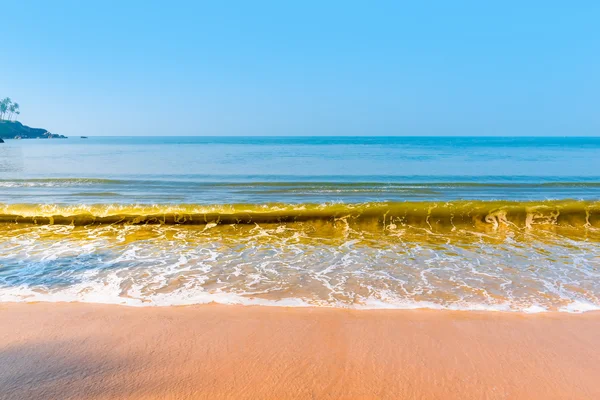 Onda marina con una sospensione di sabbia — Foto Stock