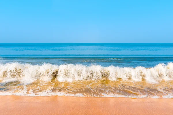 Bellissimo mare azzurro e le onde — Foto Stock