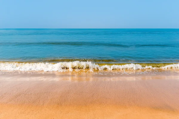 黄色の砂と美しい海の波 — ストック写真