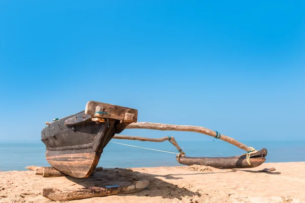 Old wooden fishing boat on the beach of a tropical beach — Stock Photo, Image