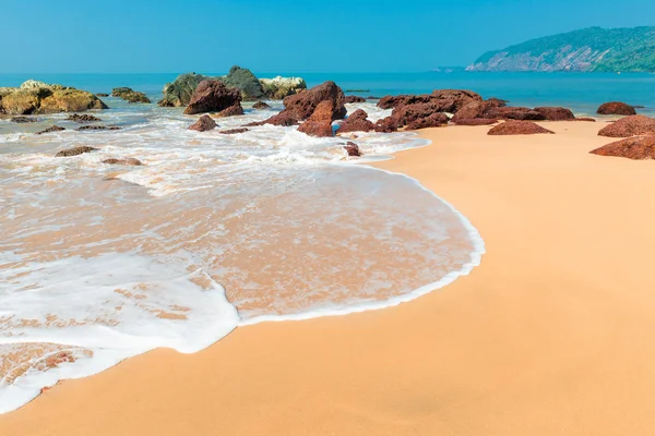 Пенная океанская волна на идеальном песчаном пляже — стоковое фото