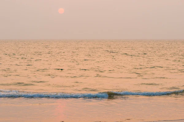 Paesaggio marino orizzontale. il mare e il sole al tramonto — Foto Stock