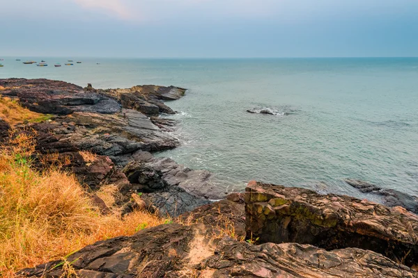 Vista del horizonte marino y de la costa rocosa —  Fotos de Stock