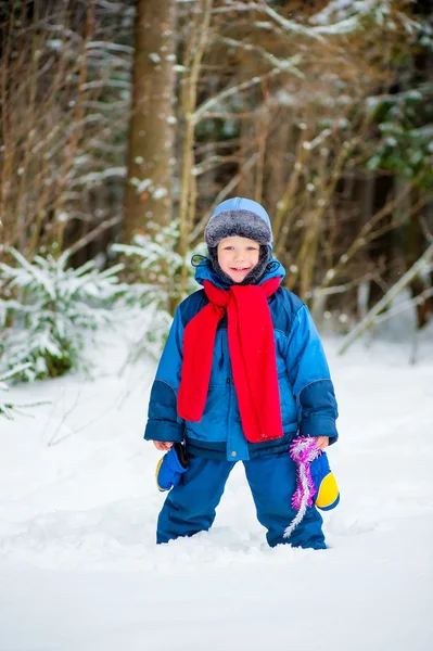 Vrolijke jongen 4 jaar oude lachen in de winter — Stockfoto