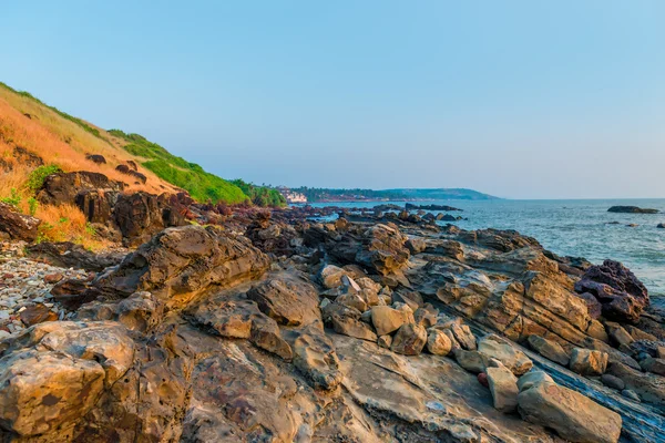 Deserted rocky shore of the Indian Ocean — Stock Photo, Image