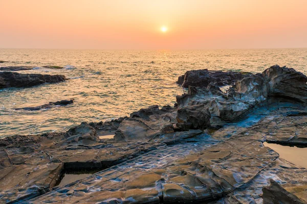 Rochers et la mer. beau paysage au coucher du soleil — Photo