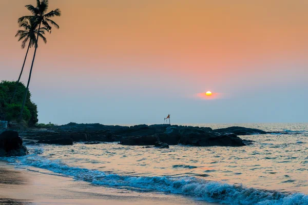 Paysage tropical au coucher du soleil. La mer est dans la mer — Photo