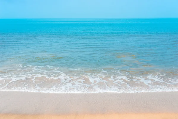 Agua de mar limpia y la playa blanca — Foto de Stock