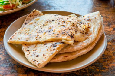 sarımsak ve tereyağı bir plaka üzerinde sulu lezzetli kek