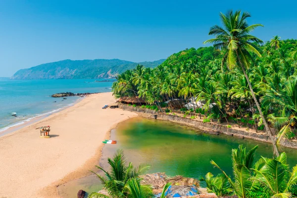Praia de areia na bela localização resort em Goa — Fotografia de Stock