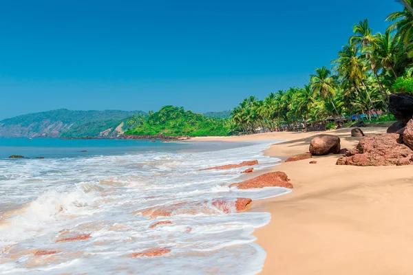 Schiuma onde lunghe su una spiaggia sabbiosa in paradiso — Foto Stock