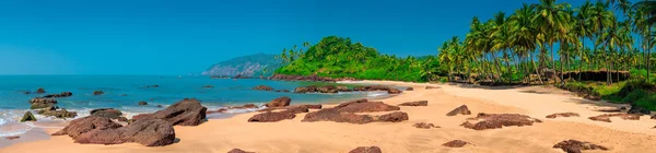Горизонтальная панорама с великолепным видом на тропический остров — стоковое фото