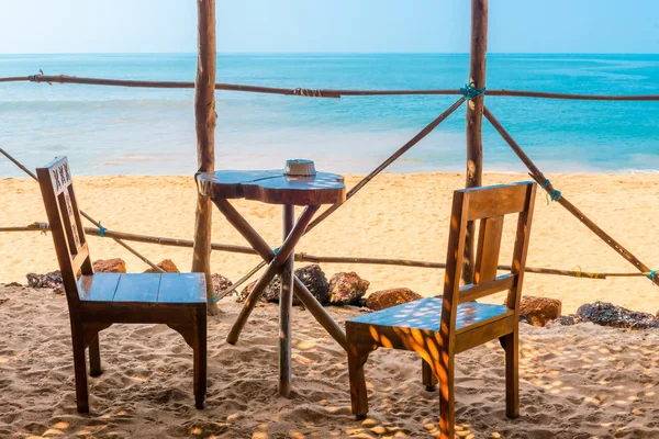 Tisch im Strandcafé direkt am Meer — Stockfoto