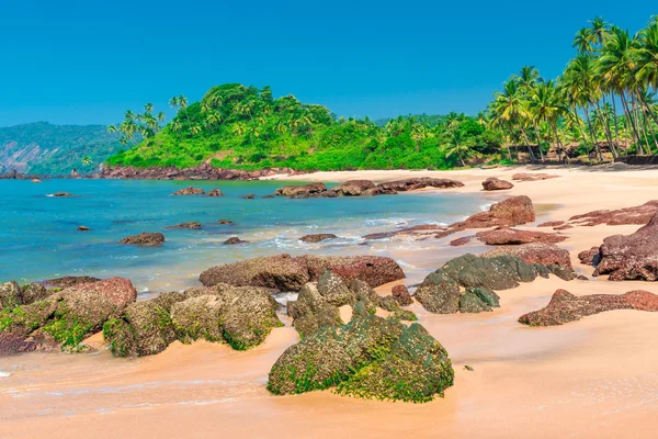 Praia de areia branca em um belo local perto do equador — Fotografia de Stock