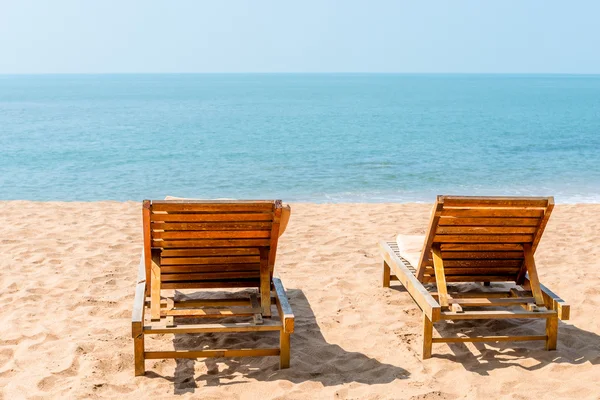 Couple of empty chairs on a sandy beach in the afternoon — Stock Photo, Image
