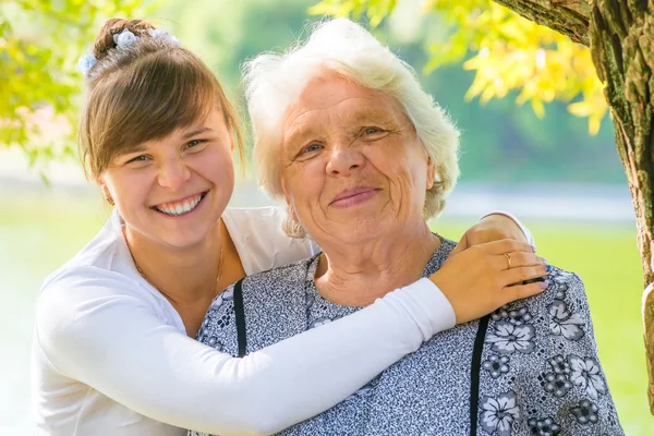Молодая девушка обнимает свою любимую бабушку — стоковое фото