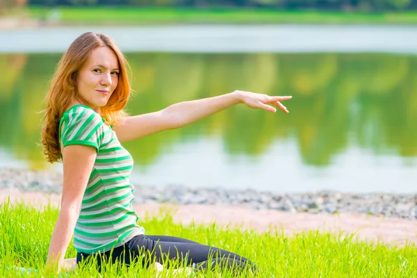 Beautiful mysterious woman shows up on something — Stock Photo, Image