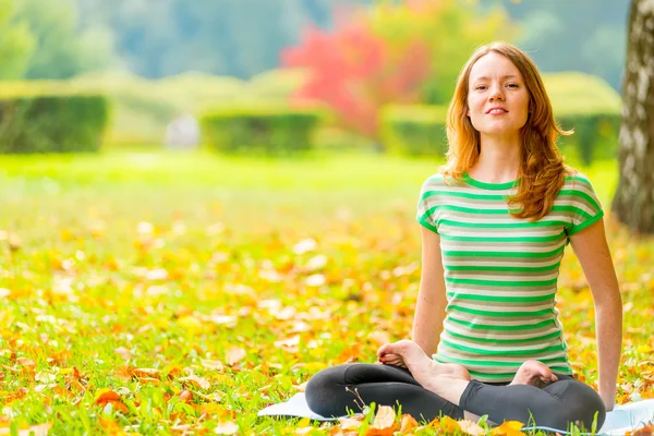 Pratik Yoga sonbahar parkta yalınayak Kızıl saçlı kız — Stok fotoğraf