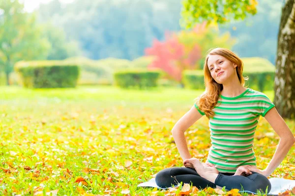 Chica bonita lleva un estilo de vida saludable practica yoga —  Fotos de Stock