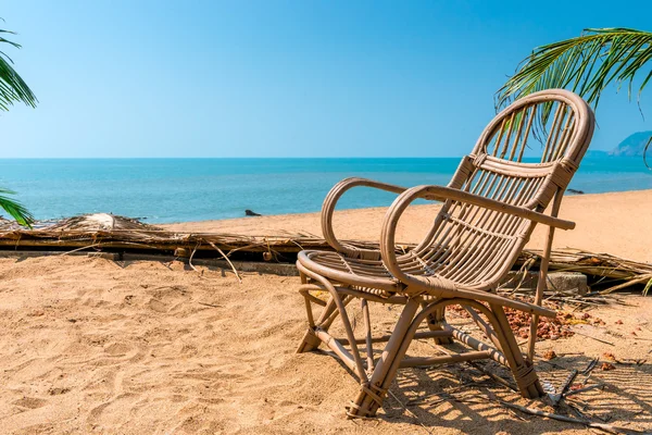Плетене крісло на піщаному порожньому пляжі — стокове фото