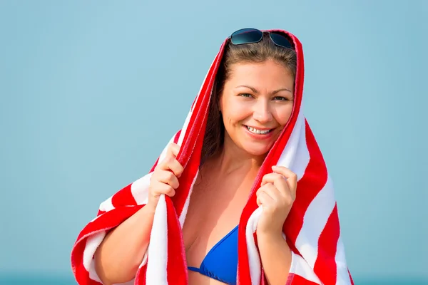 Portrait of happy woman with a towel on the resort — Stock Photo, Image